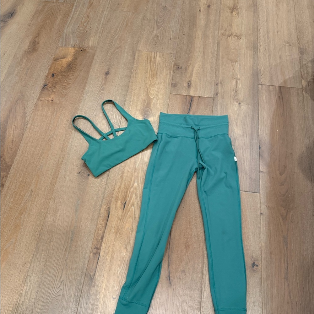 Vuori Green cactus daily leggings and yosemite bra Set